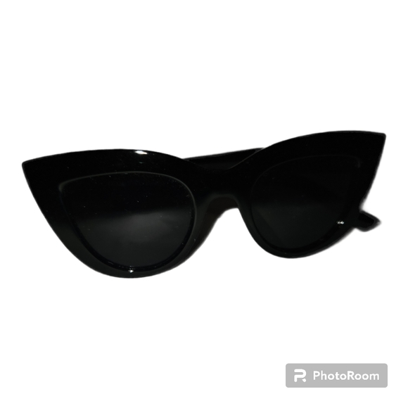 Black Cateye Sunglasses 🕶 - Picture 6 of 8
